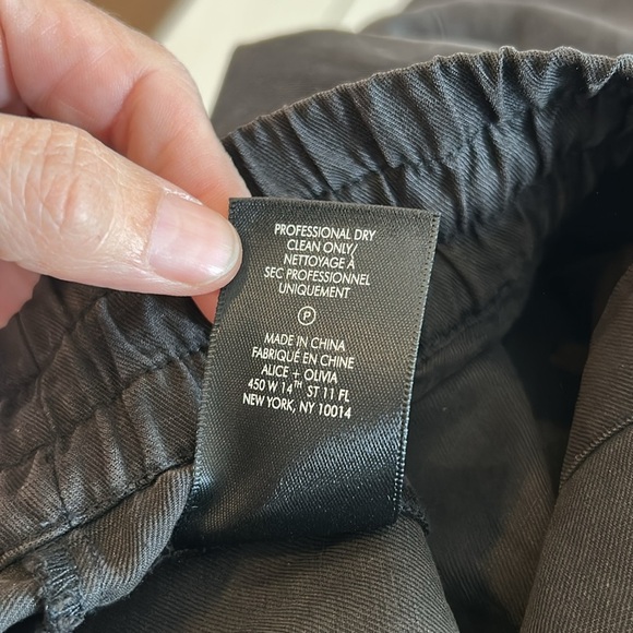 Alice + Olivia Britney Patch Pocket Shorts in Black NWT - Picture 8 of 8